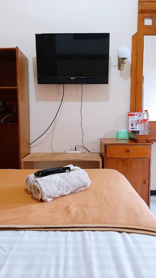 Omah Wetan Homestay Маланг Экстерьер фото
